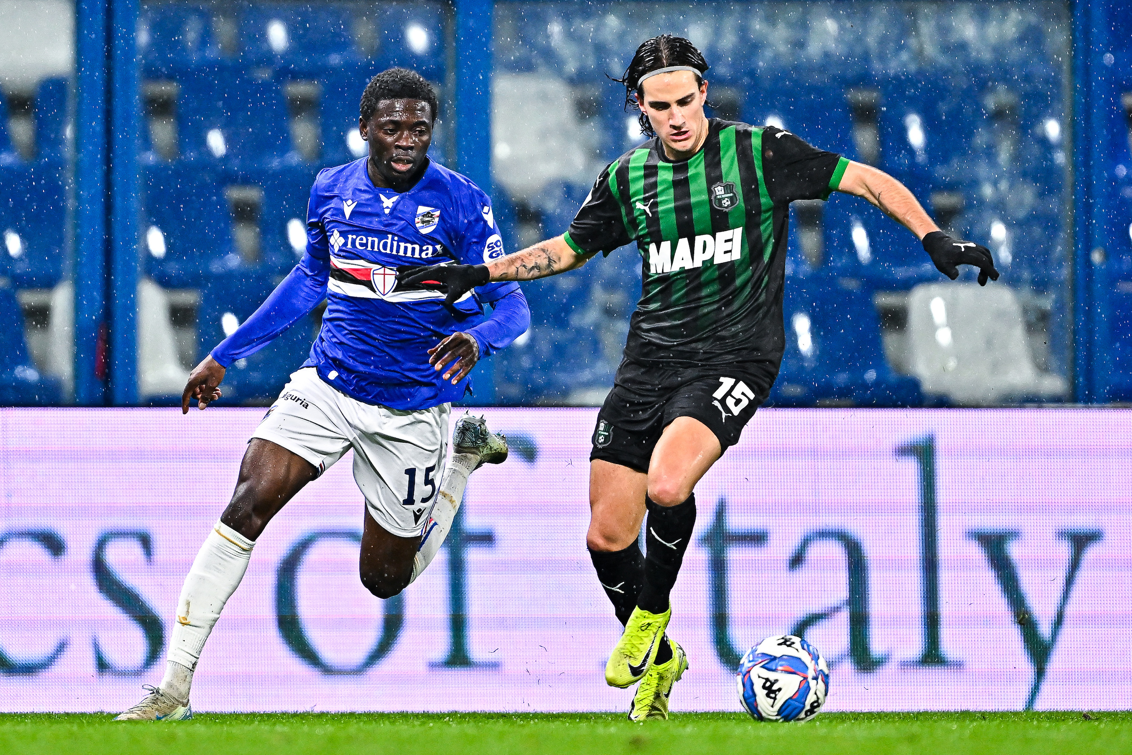 Ebenezer Akinsanmiro of Sampdoria (left) and Edoardo Pieragnolo of Sassuolo vie for the ball during the Serie B 