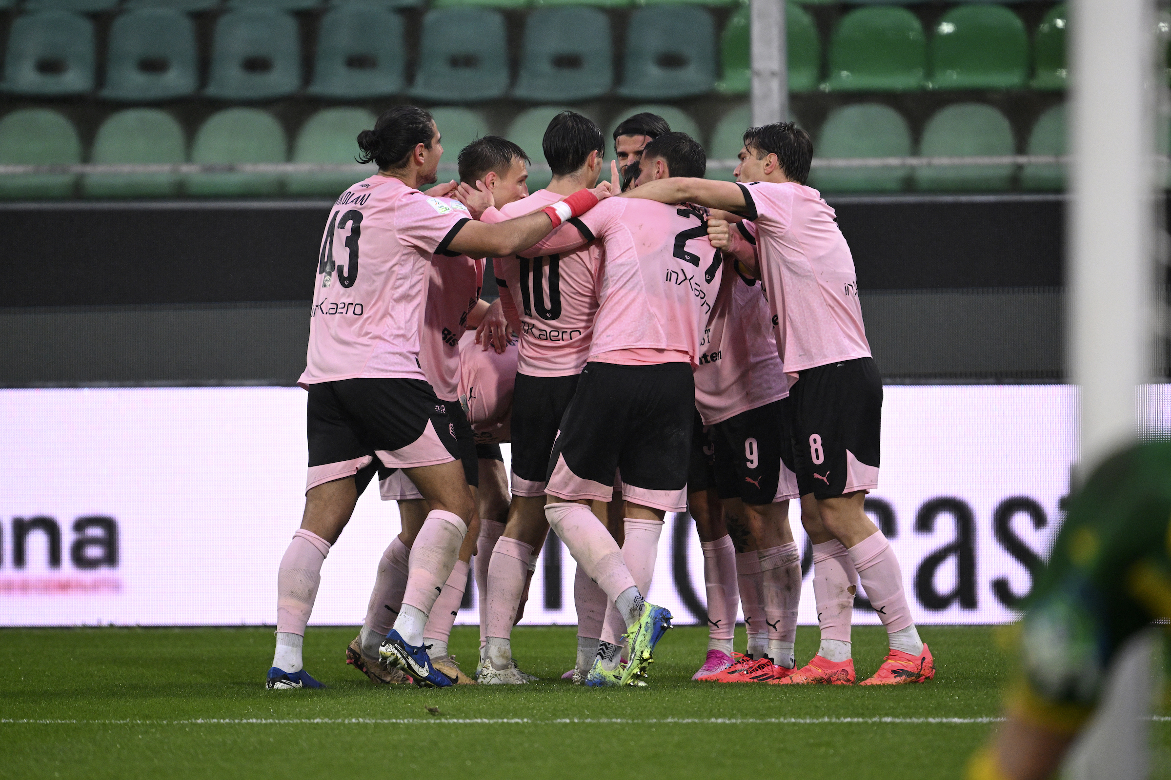 Palermo celebrate against Modena