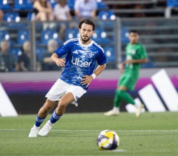 Nicolas Kuhn playing for Como against Al Ahli